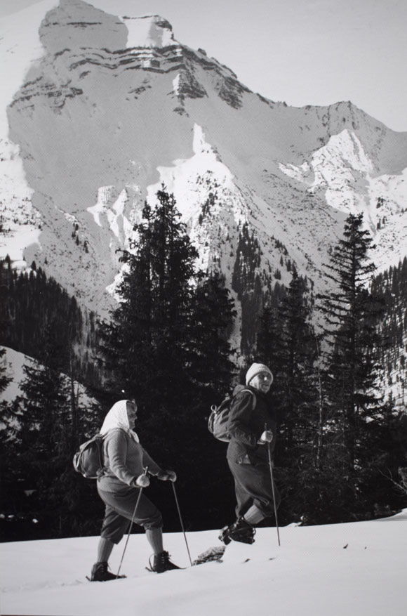 Konrad und Antonie Sommer beim Skilanglauf, Schwarz-Weiß-Fotografie, um 1964 